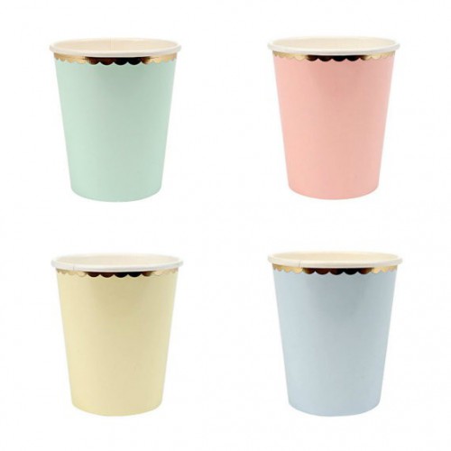 8 Becher in Pastellfarben