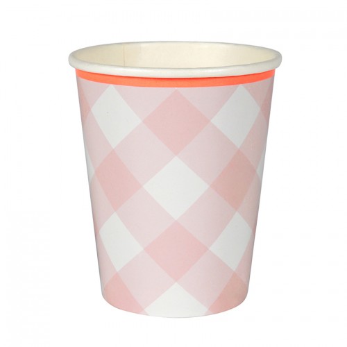 Becher im Rosa Vichy-Muster