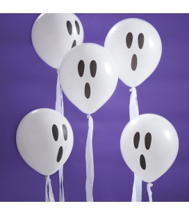 Weiße Gespenstluftballons mit Luftschlangen